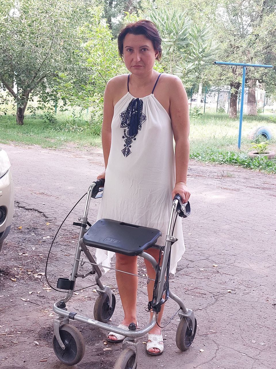 Aide à une bénéficiaire avec déambulateur