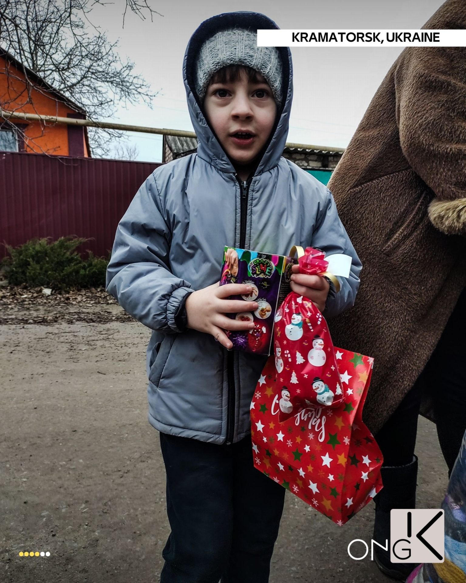 Enfant tenant un sac de Noël