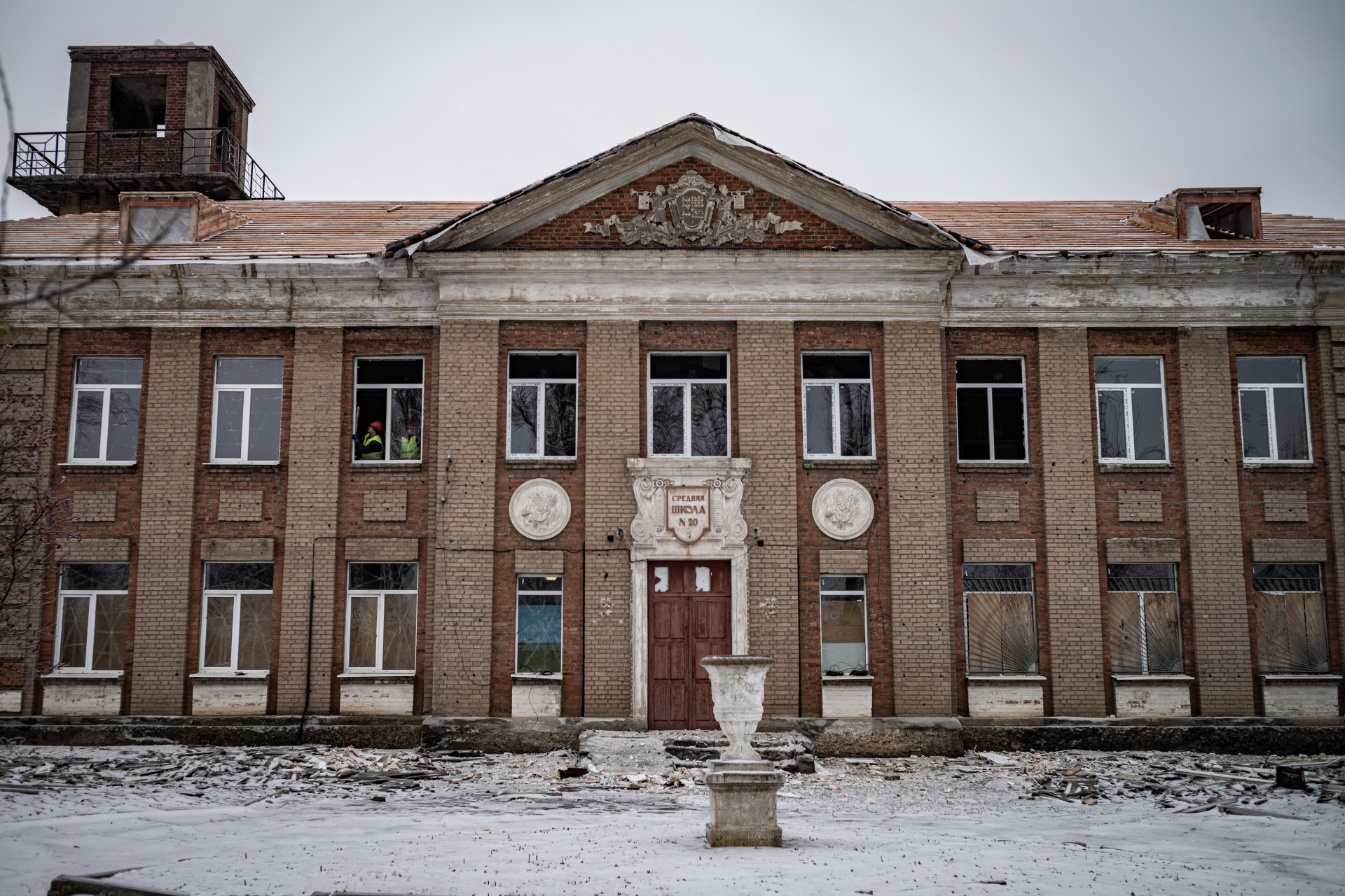 Façade de l'école en réhabilitation à Kramatorsk