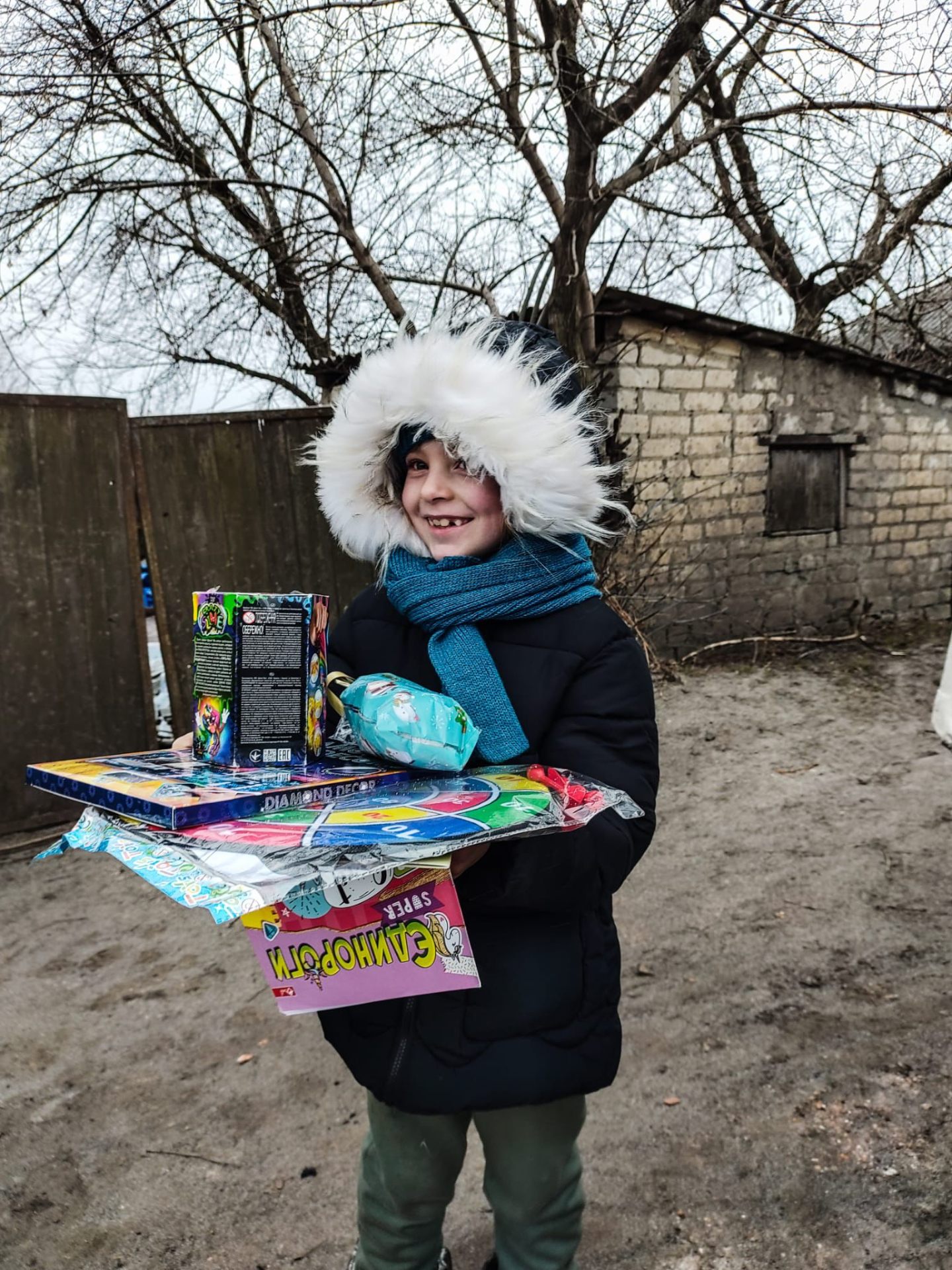 Enfant souriant avec ses cadeaux à Kramatorsk