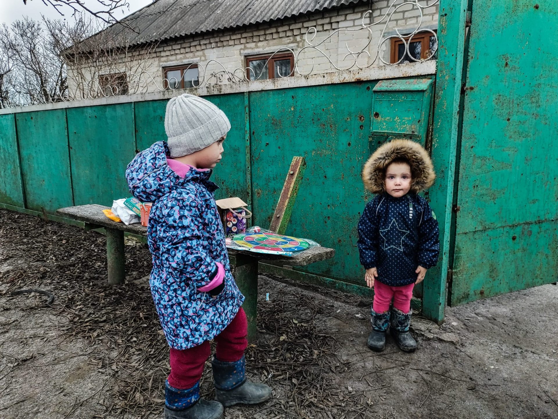 Deux enfants devant le portail