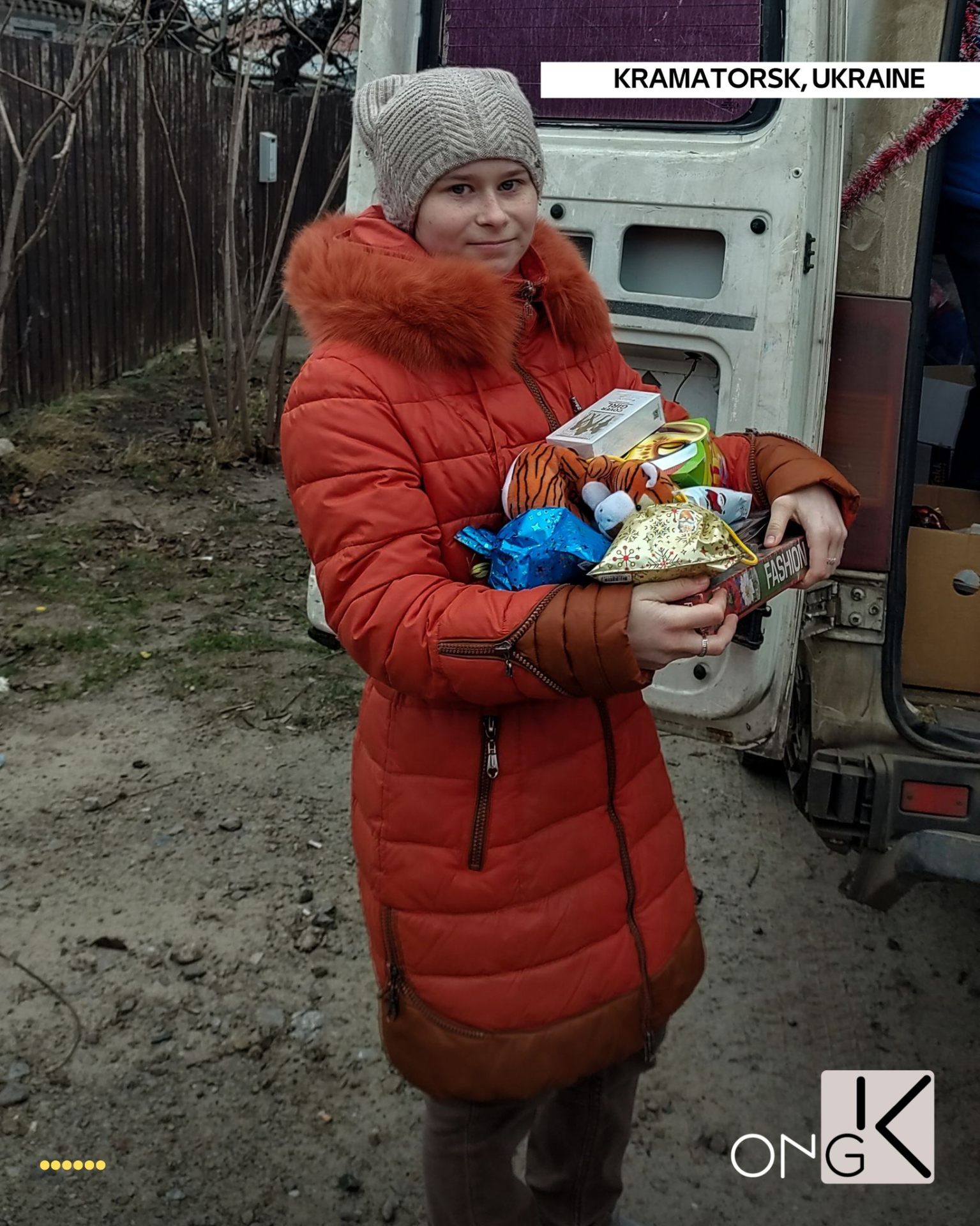 Adolescente avec sa boîte de cadeaux
