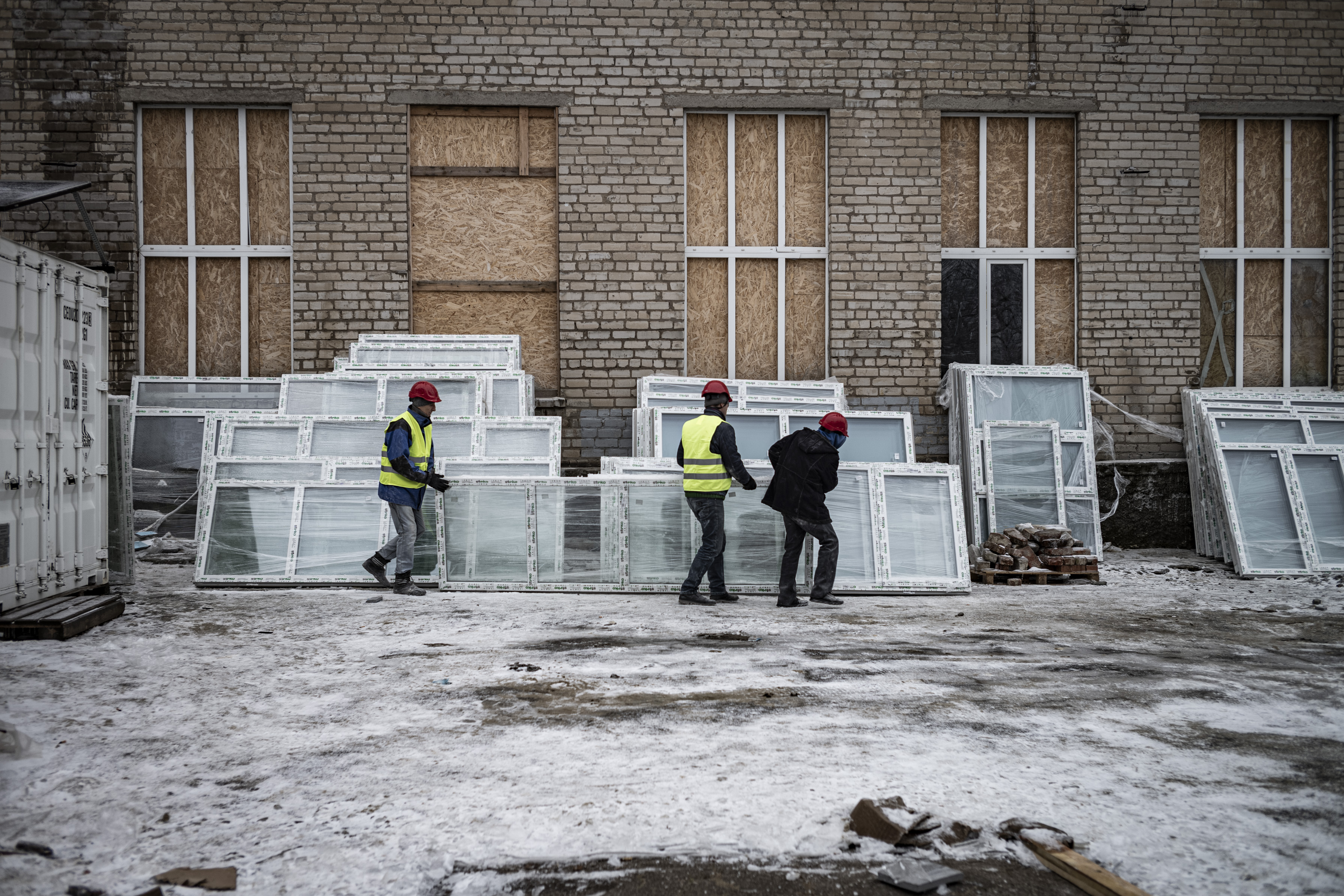 Pose et préparation des nouvelles fenêtres du chantier
